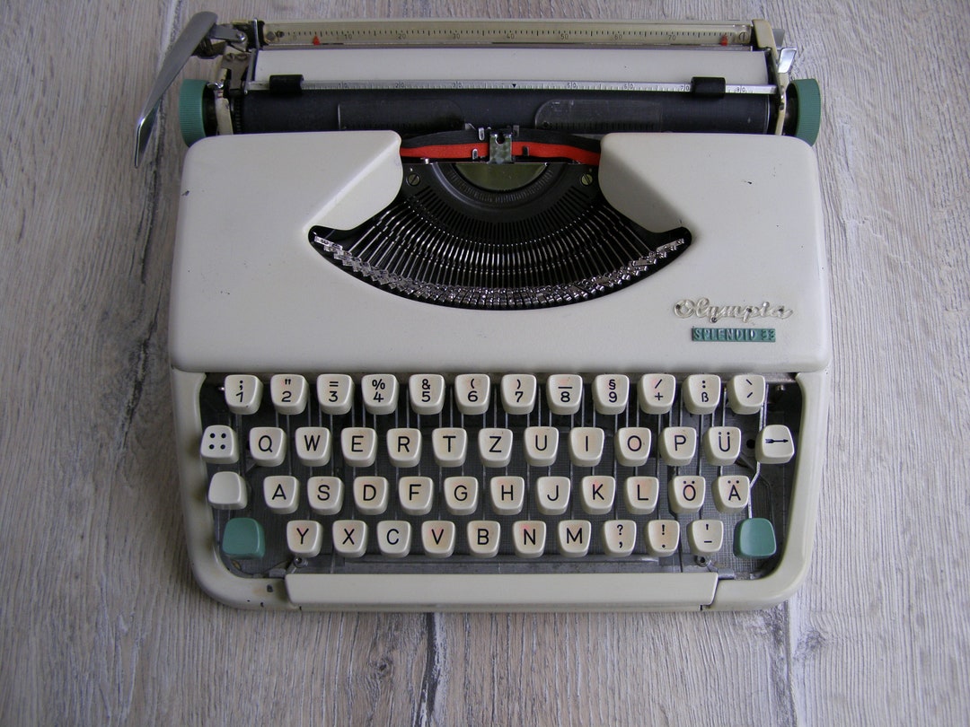 タイプライター　Olympia splendid 1960s OLYMPIA Splendid 33 Typewriter. Grey Typewriter QWERTZ