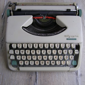 1960s OLYMPIA Splendid 33 Typewriter. Grey Typewriter QWERTZ keys. Portable Typewriter. Working Manual Typewriter. Made in Germany