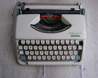 1960s OLYMPIA Splendid 33 Typewriter. Grey Typewriter QWERTZ keys. Portable Typewriter. Working Manual Typewriter. Made in Germany