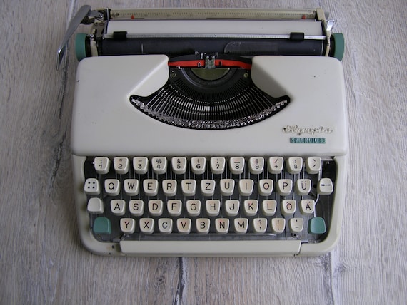 1960s OLYMPIA Splendid 33 Typewriter. Grey Typewriter QWERTZ Keys