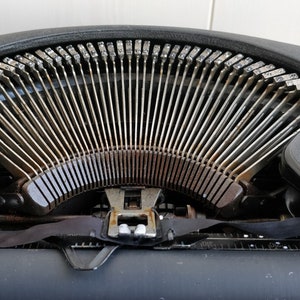 Rare 40s REMINGTON RAND Deluxe Model 5 Typewriter. QWERTY Keyboard. Metal Body. Antique Portable Working Manual Typewriter image 5