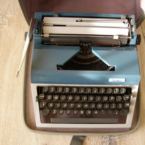 1960s ERIKA model 40 Typewriter. QWERTY Keyboard. Manual Working Typewriter. Rare Germany Typewriter. Typewriter with Case