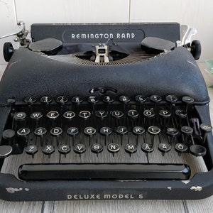 Rare 40s REMINGTON RAND Deluxe Model 5 Typewriter. QWERTY Keyboard. Metal Body. Antique Portable Working Manual Typewriter image 1