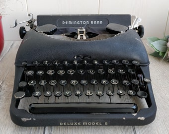 Seltene 40er Jahre REMINGTON RAND Deluxe Model 5 Schreibmaschine. QWERTZ-Tastatur. Metallkörper. Antike tragbare manuelle Schreibmaschine