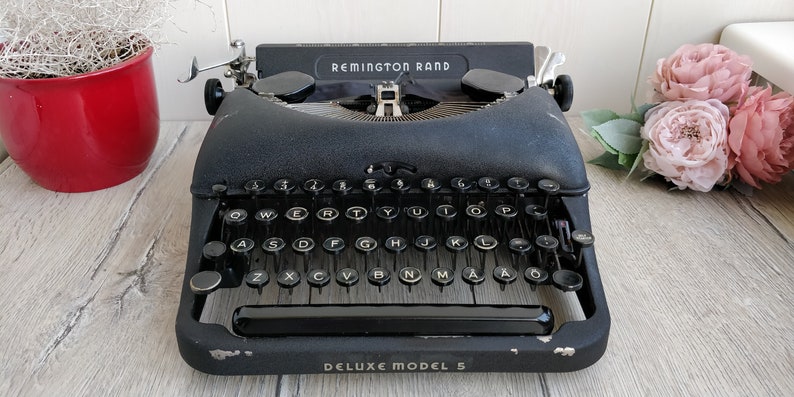 Rare 40s REMINGTON RAND Deluxe Model 5 Typewriter. QWERTY Keyboard. Metal Body. Antique Portable Working Manual Typewriter image 1