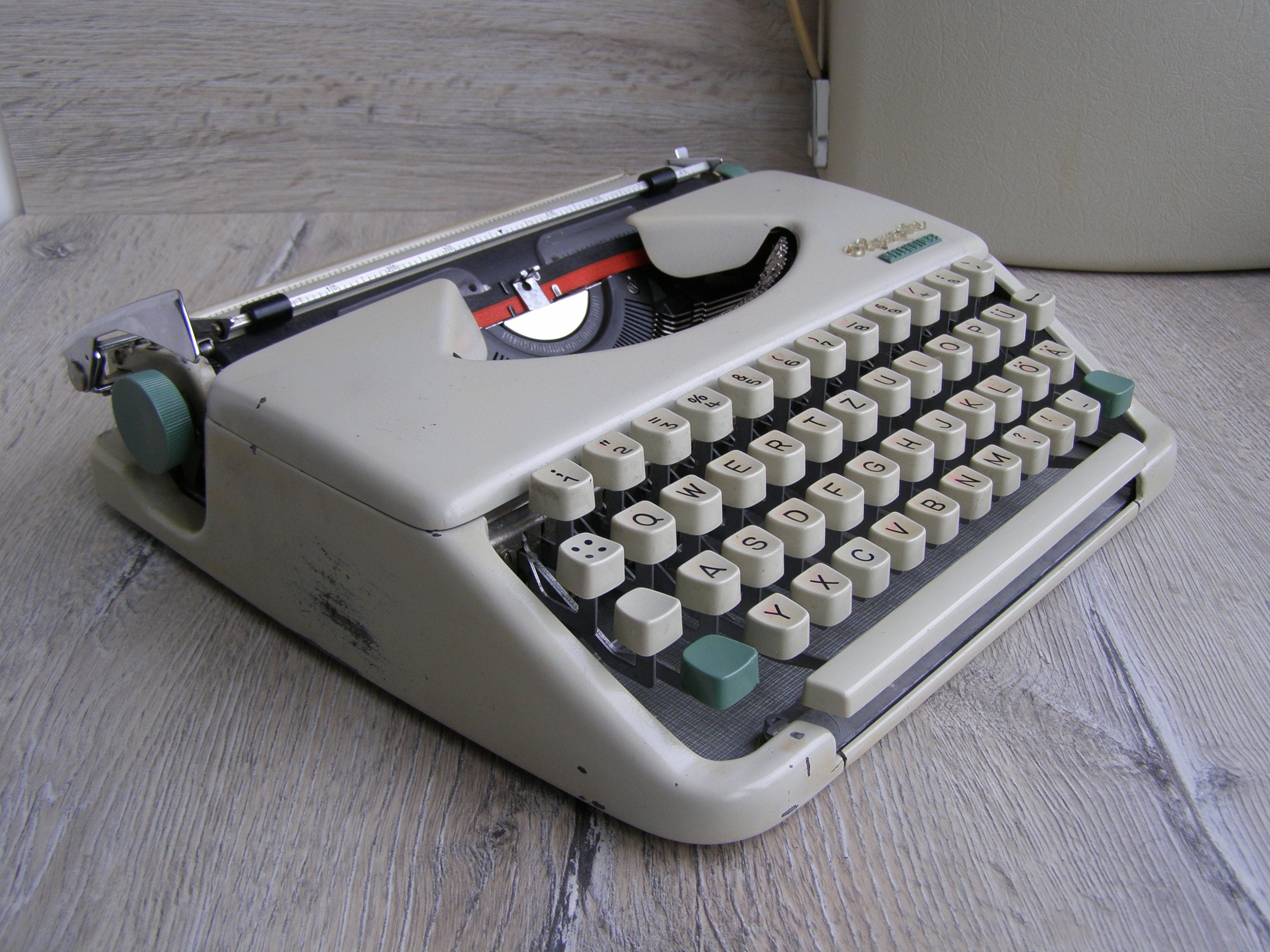 1960s OLYMPIA Splendid 33 Typewriter. Grey Typewriter QWERTZ
