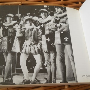 Das Beatles Biographien Buch. Bildband Die Beatles von John Robertson ist Bildband. Vintage Taschenbuch. Schwarz-weiß Fotos.