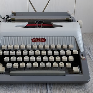 1960s ROYAL Royaluxe 400 Portable Typewriter. Rare Manual Typewriter with QWERTY Keys. Metal Working ROYAL Typewriter. Vintage Office