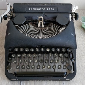 Rare 40s REMINGTON RAND Deluxe Model 5 Typewriter. QWERTY Keyboard. Metal Body. Antique Portable Working Manual Typewriter image 3