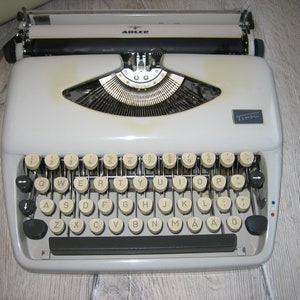 1960er Jahre Schreibmaschine ADLER Tippa. Graue Schreibmaschine, QWERTZ-Tasten. Portable Schreibmaschine. Gebrauchsanweisung als Schreibmaschine. Gefertigt in Deutschland. Vintage Geschenk