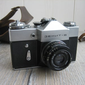 Fotocamera ZENIT B. Fotocamera sovietica Zenit. Fotocamera russa retrò. Vecchia macchina fotografica. Custodia originale in pelle marrone. Fotografia d'epoca. Oggetti da collezione.