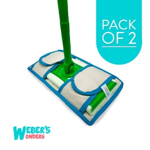 Könnte beinhalten: Ein grüner und weißer Reinigungsmopp mit rechteckigem Kopf und grünem Griff. Der Kopf ist in einem beigefarbenen Stoff mit blauem Besatz eingefasst. Das Bild enthält den Text "PACK OF 2" und "Weber's Wonders".