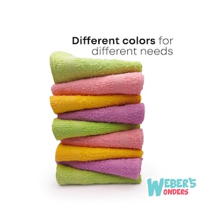 Puede incluir: Una pila de toallitas enrolladas de colores: verde, rosa, amarillo y morado. El texto "Diferentes colores para diferentes necesidades" está encima. El logotipo "Weber's Wonders" está en la esquina inferior derecha.