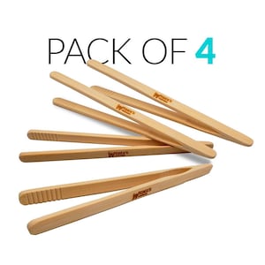 Puede incluir: Un juego de cuatro pinzas de cocina de madera. Las pinzas, de color marrón claro, tienen un logotipo impreso en el mango. El texto "PACK OF 4" está encima de las pinzas en negro, con el número "4" en turquesa.
