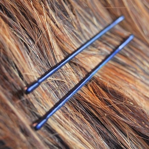 Kobaltblaue Haarnadeln, metallic blau gefärbte Haarnadeln, Haarnadeln in blau, etwas blaues bobby pins, etwas blaues Bild 1