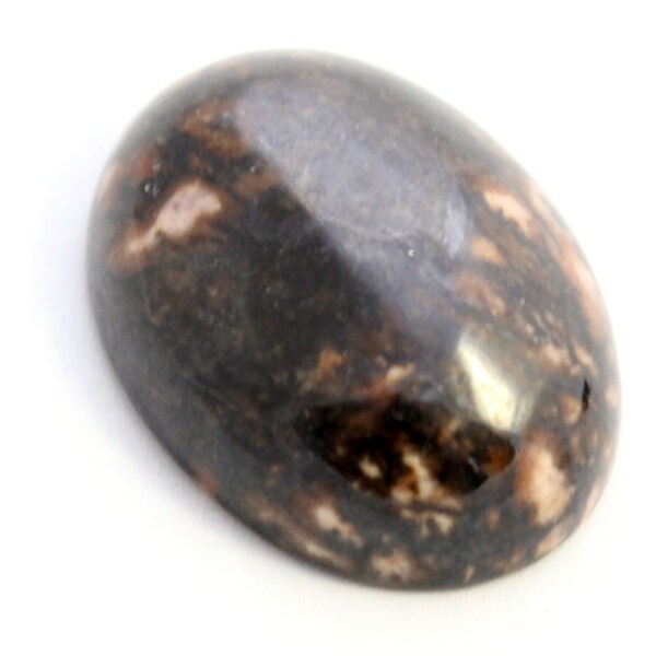 Rhodonite Cabochon. Une pierre ovale foncée avec des taches rose clair pour faire des bijoux. Une pierre précieuse polie brune pour soutenir le chakra de coeur