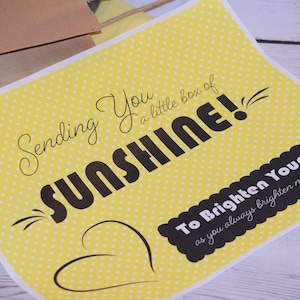 Puede incluir: Una tarjeta amarilla con lunares blancos y texto negro que dice "Sending You a little box of SUNSHINE! To Brighten Your Day as you always brighten mine!"