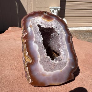 Magischer Laguna Achat mit hohlem Kristallkern - einzigartiger natürlicher Edelstein, handgeschliffen in Sedona
