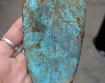IN VENDITA - Enorme cabochon di turchese proveniente dalla miniera n. 8 / Pietra lapidaria realizzata a mano (519,75 carati)