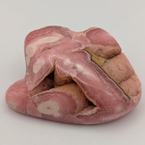 Sculpture en rhodochrosite polie sculptée à la main | Cristal rose rare | Décoration de guérison du coeur avec pierres précieuses