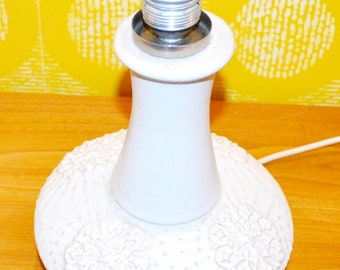Peut inclure: Lampe de table en céramique blanche avec un motif floral et un cordon blanc. La lampe a une base en céramique blanche avec un motif floral en relief et un cordon blanc.