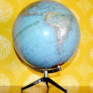 Globo terráqueo imperial vintage de Stauffacher Verlags AG de los años 60, estilo rústico shabby chic retro de mediados de siglo.