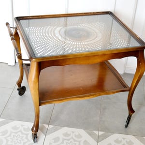 Carrito de servicio de madera vintage con ruedas y estante, tejido de caña vienesa marrón, de la década de 1960, estilo rústico shabby chic retro de mediados de siglo.