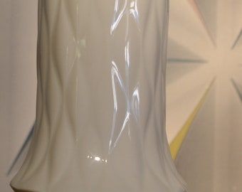 Puede incluir: Jarrón de cerámica blanco con un diseño texturizado ondulado. El jarrón tiene una base ancha y un cuello estrecho.