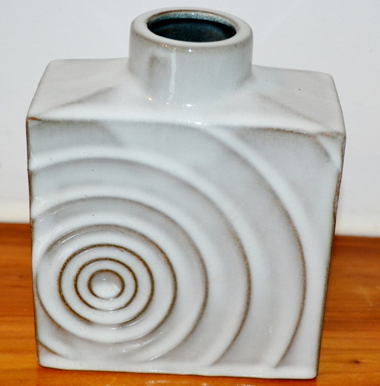 Steuler Keramik のとても素敵な陶器のヴィンテージ花瓶。グレーの