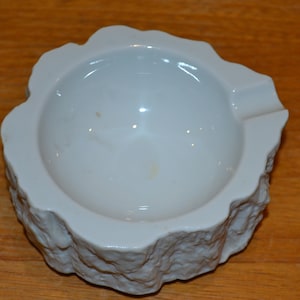 Popielniczka vintage marki Bareuther z białej porcelany biskwitowej, z połowy XX wieku, w wiejskim stylu shabby chic