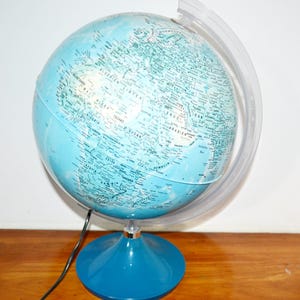 Hermoso globo vintage hecho en Italia azul de los años 70 estilo retro mediados de siglo Shabby Chic Country