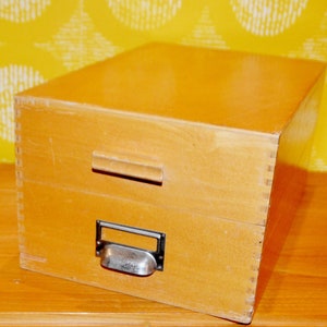 Boîte à cartes de bureau vintage en bois marron, style rétro des années 50, style shabby chic et campagnard