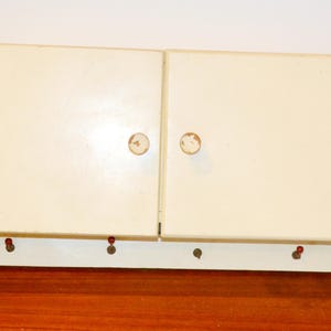 Può includere: Un set di tre barattoli in ceramica con coperchi. I barattoli sono bianchi con un motivo floreale blu. Il più grande è alto 20 cm, il medio 18 cm e il più piccolo 15 cm.