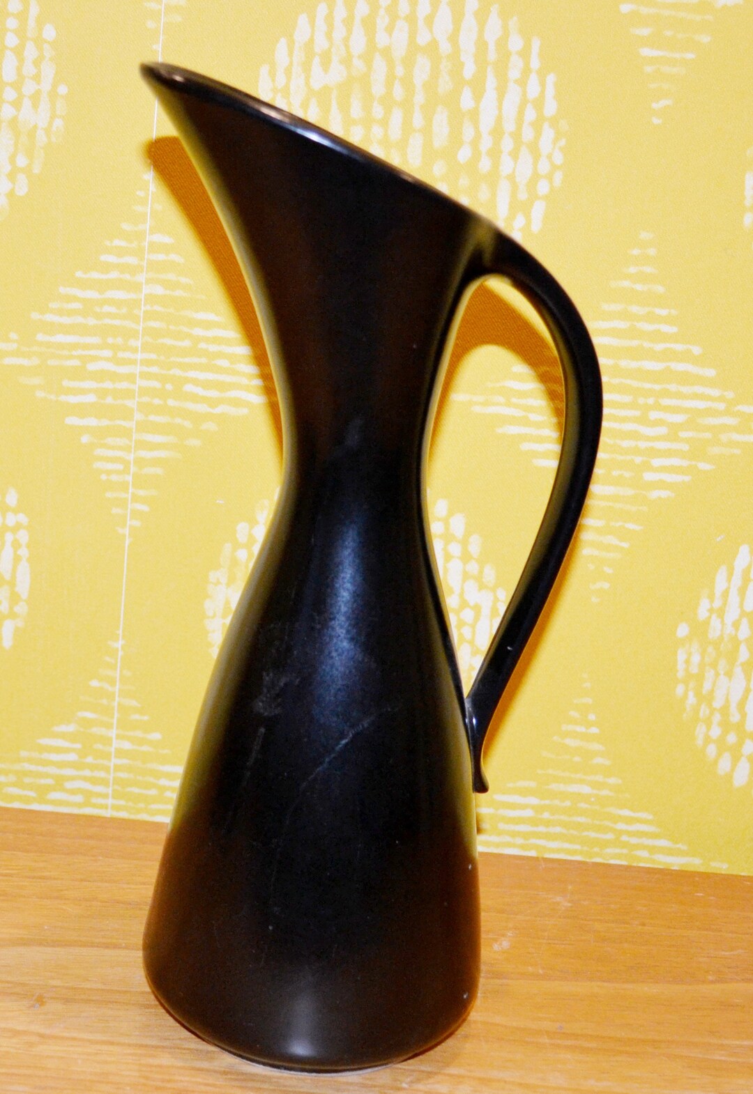 美しい黒の陶器の花瓶、レトロなミッドセンチュリー、シャビーシックな