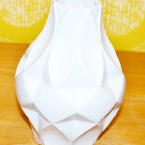 Beautiful vintage ceramic vase by Royal Tettau, porcelain white from the 1970s, OP Art, Space Age, Retro, Mid Century, Shabby Chic, 21 cm