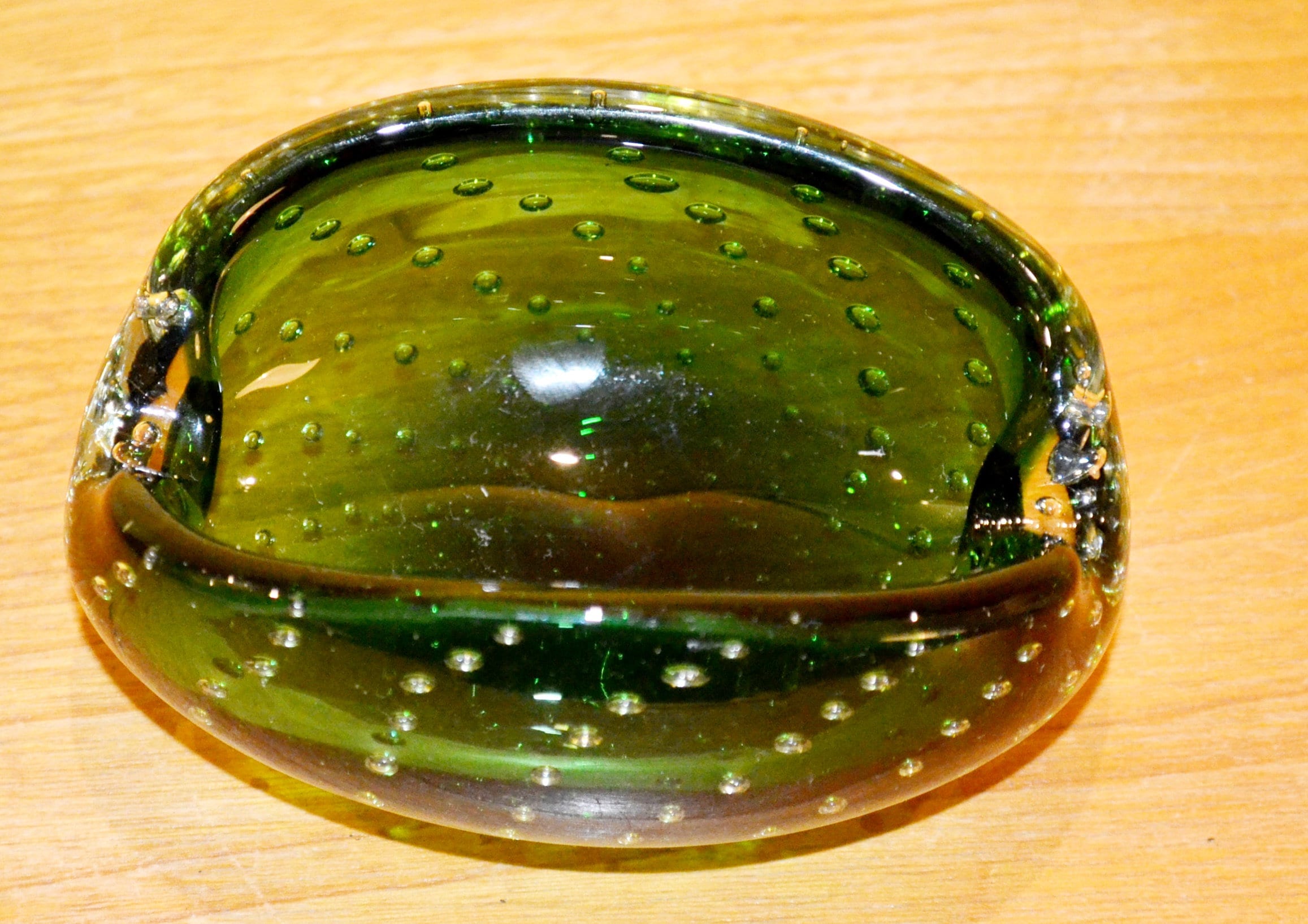 70年代の美しいガラスの灰皿。緑の灰皿。ミッドセンチュリーレトロ