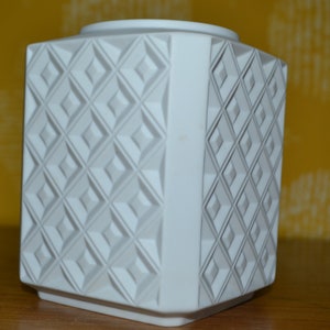 Vintage vase bisque porcelain by AK Kaiser white 70s retro OPArt shabby chic country house style WGK WGP ceramic space age