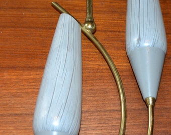 Op de afbeelding: Een plafondlamp van messing en glas met twee witte glazen lampenkappen. De lampenkappen hebben een getextureerd, gestreept patroon.