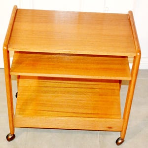 Zabytkowy wózek barowy firmy Union Möbel wykonany z drewna w stylu retro z połowy XX wieku, w stylu shabby chic, z lat 70