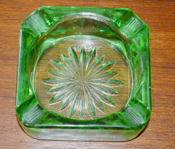 True Vintage Star Ashtray Green 70s Retro Design Murano Glass Mid