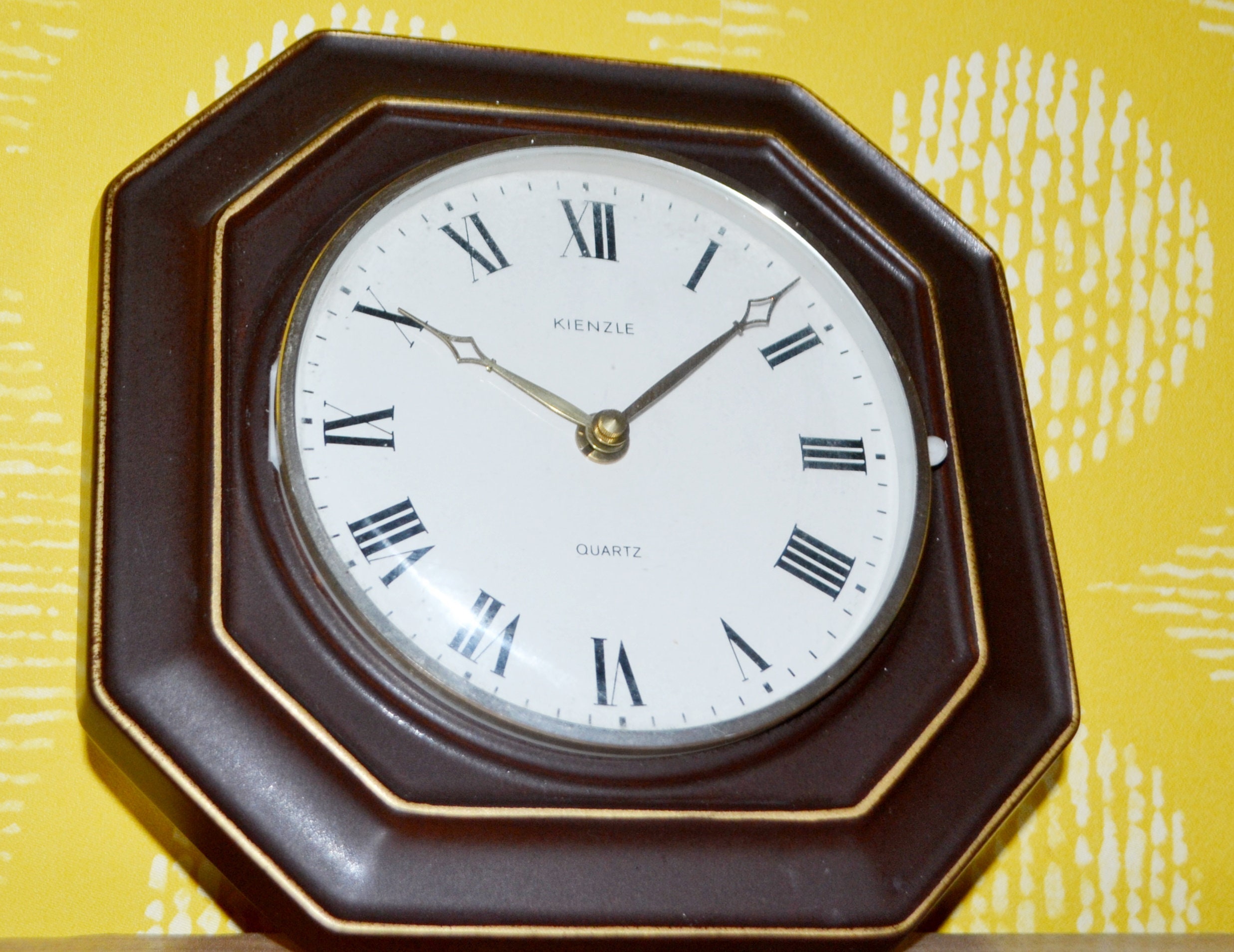 Orologio da parete vintage in ceramica, metallo cromato e vetro di Kienzle,  Germania, anni '70 in vendita su Pamono