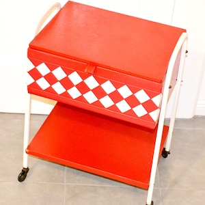 Vintage samochód do szycia czerwony/biały lata 70. epoka kosmiczna, retro, styl wiejskiego domu z połowy wieku Shabby Chic