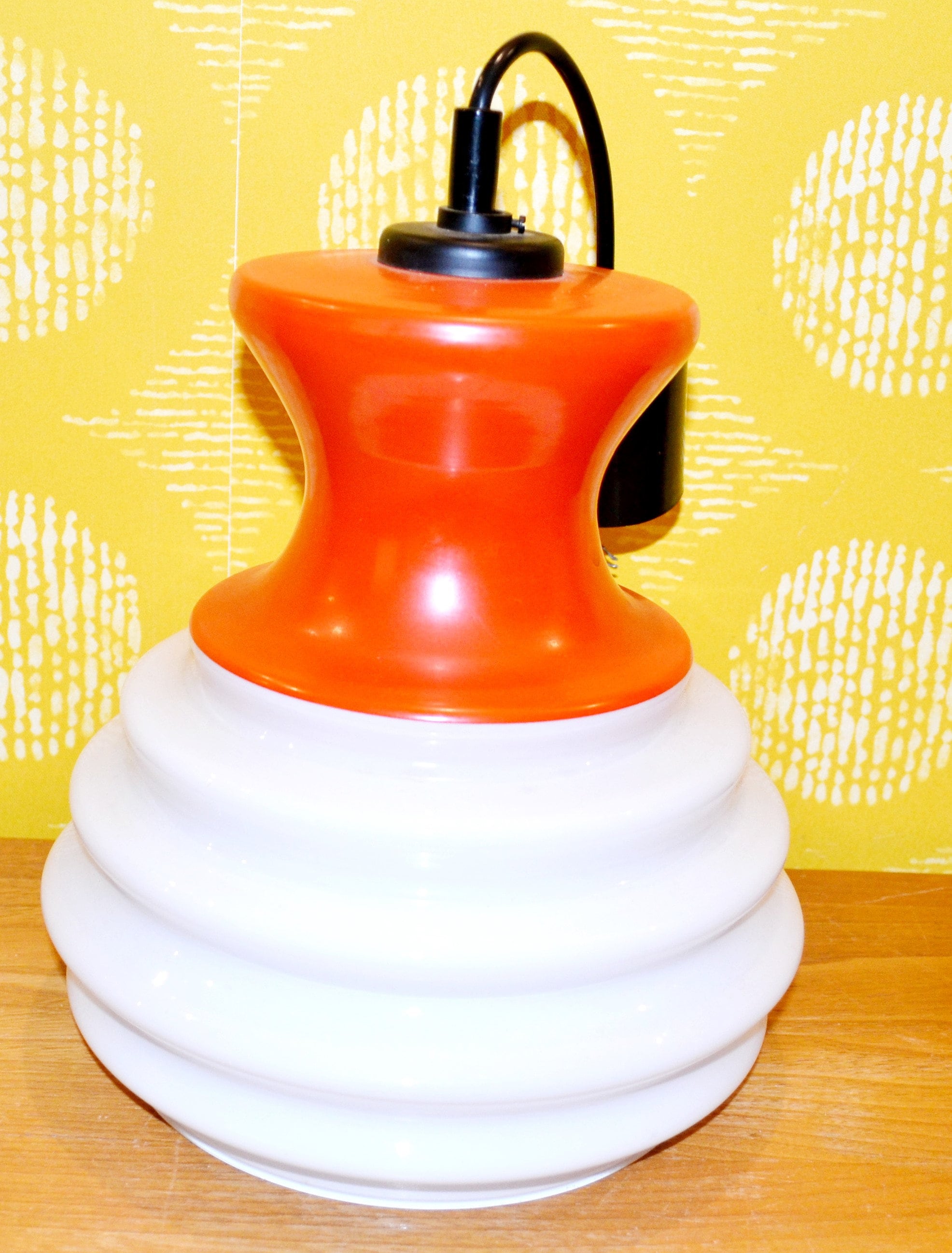 ヴィンテージガラス吊り下げランプ オレンジ/ホワイト 70年代 スペース