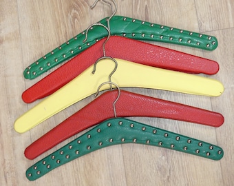 Ensemble de cintres des années 70 de 5 cintres vintage rétro des années 70 rivets en plastique mélange rouge jaune vert cintres colorés