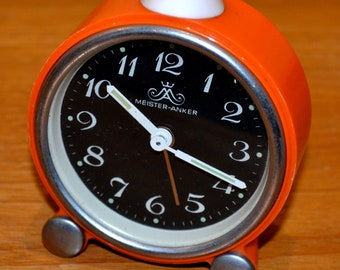 Vintage wekker oranje/wit, retro horloge uit de jaren 70, mid-century stijl, futuristische klok.