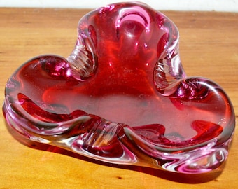 Vintage glazen asbak paars, retro, mid-century, ruimtevaartstijl.