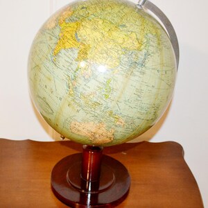 Globo terráqueo vintage de los años 60, estilo retro de mediados de siglo, estilo shabby chic.