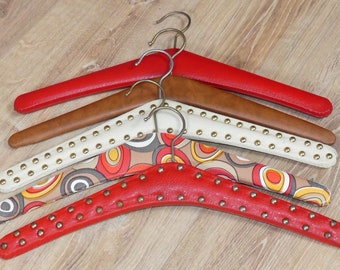 1 Set von 9 Stück Rot Holz Kleiderbügel Vintage 70ger Jahre Garderobe 