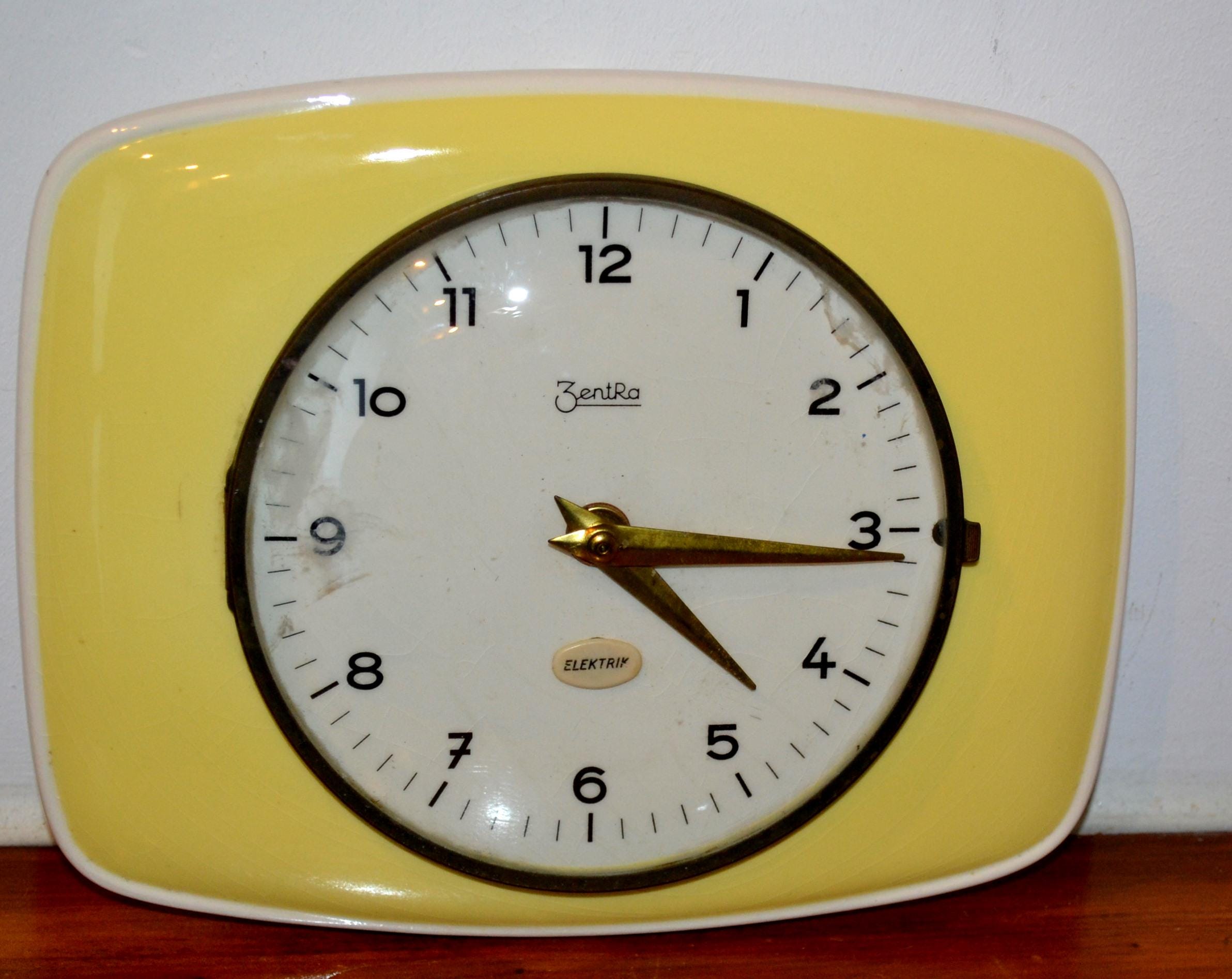 vintage/50’S MASTER CRFTERS/Wall Clock Vintage Wall Clock Ceramic Yellow / White by Zentra From the 50s