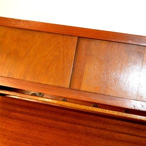 Schönes 60er Jahre Holz Vintage Hängeschränkchen mit Schiebetüren Braun  Retro Mid Century   Rockabilly  Fifties Shabby Chic Landhausstil